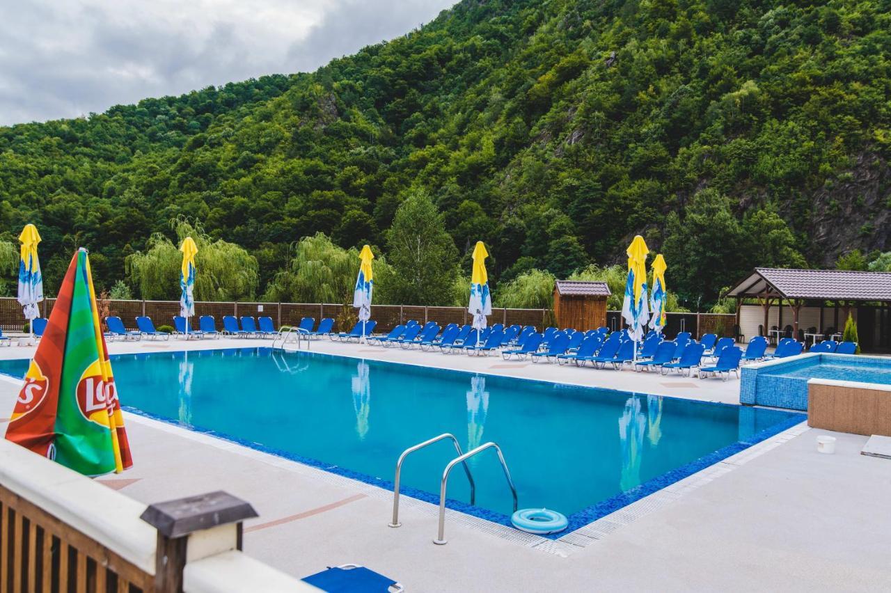 Hotel Class Brezoi Exterior photo