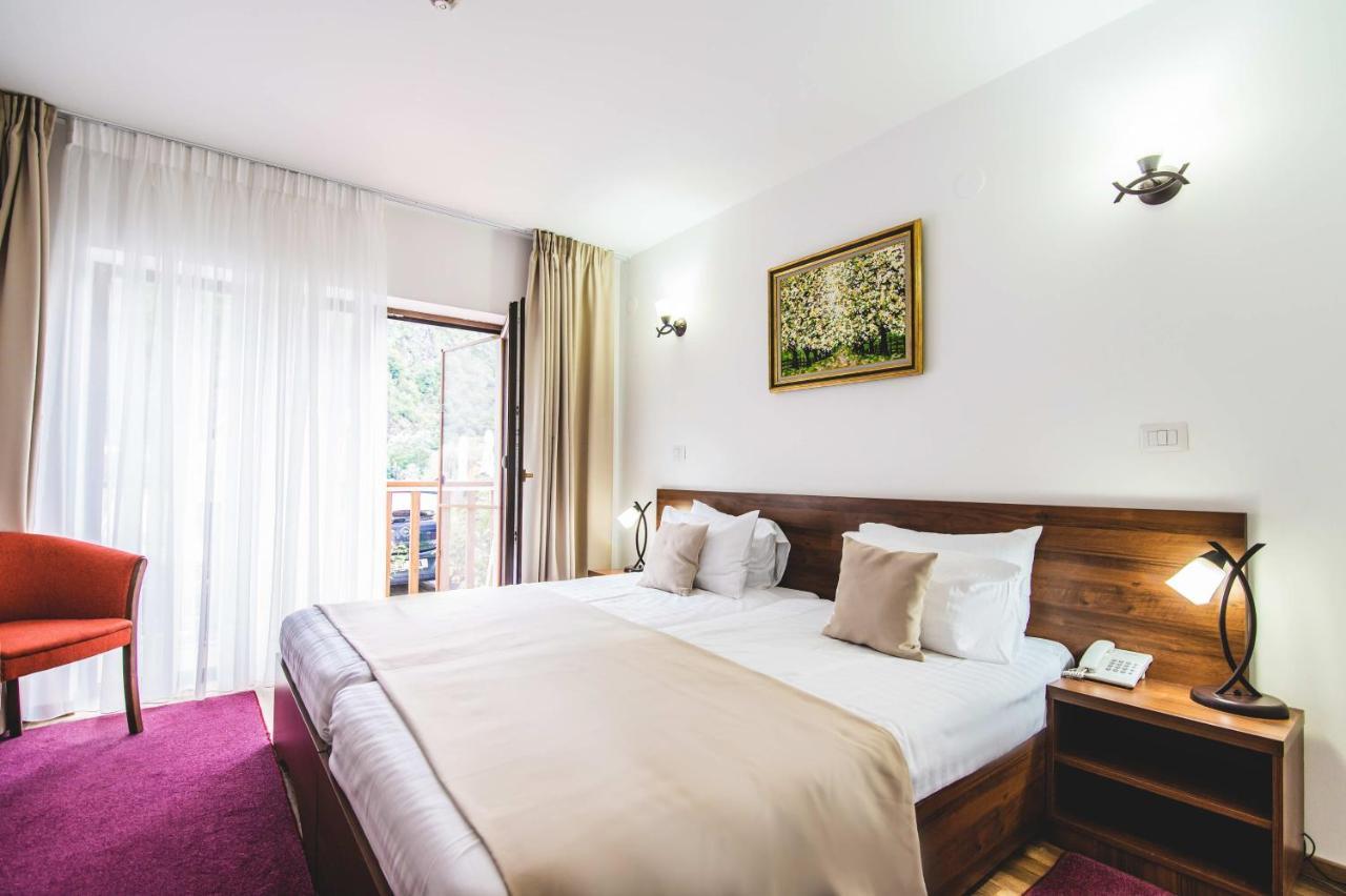 Hotel Class Brezoi Exterior photo