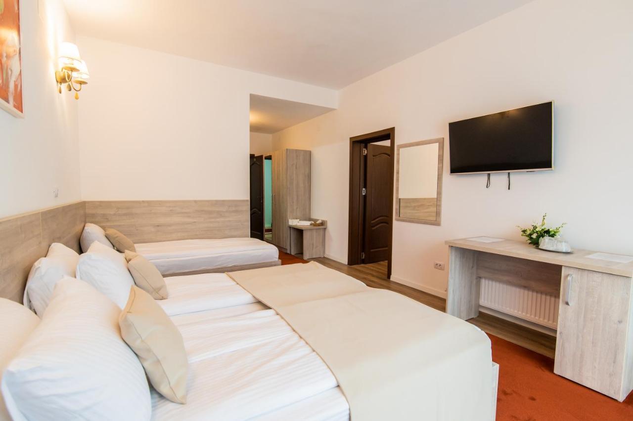 Hotel Class Brezoi Exterior photo